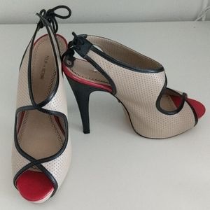 Pour la Victoire beige and black heels.